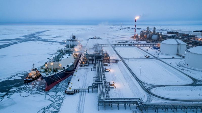 Early Thick Arctic Ice Forces Russian LNG Carrier to Retreat