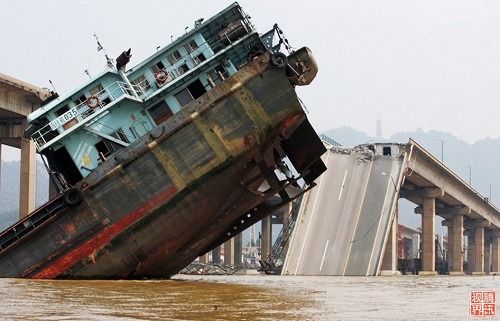 Four Crewmembers Missing After Chinese Vessel Hits Bridge and Sinks