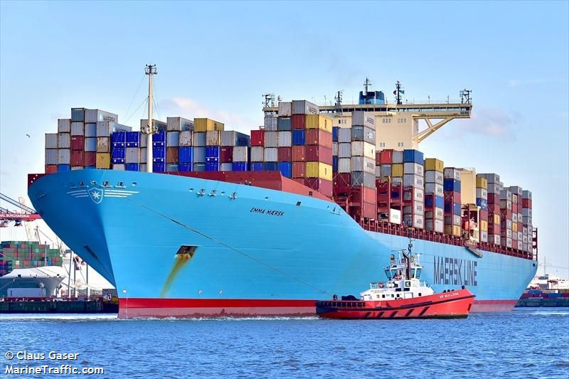 How much fuel does the Emma Maersk hold? How many containers can the Emma Maersk carry?