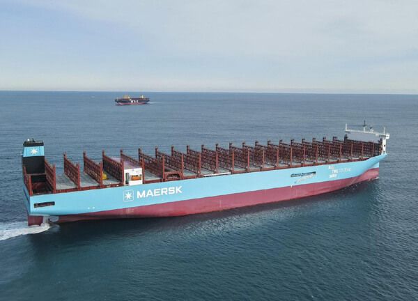 The Forward Bridge in Future Container Shipping