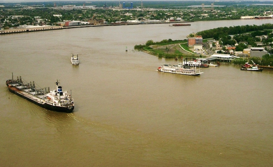 USCG closes section of Mississippi River to clean up fuel spill